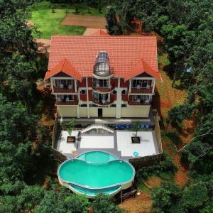 - une vue aérienne sur une maison avec une piscine dans l'établissement Serene Crest Resort, à Mananthavady