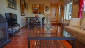 een woonkamer met een glazen vaas op een glazen tafel bij Casa Altavista en Ruidera in Ruidera