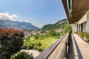 Vista generica sulle montagne o vista sulle montagne dall'interno della villa