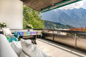 Vista generica sulle montagne o vista sulle montagne dall'interno della villa