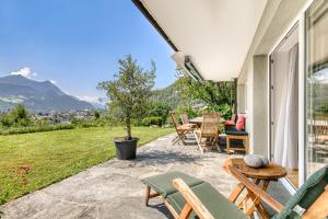 Vista generica sulle montagne o vista sulle montagne dall'interno della villa