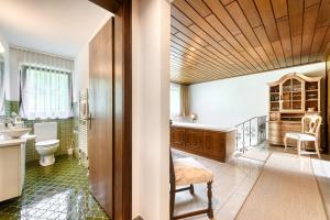un bagno con vasca, WC e lavandino di Panoramavilla Bludenz by A-Appartments a Bludenz