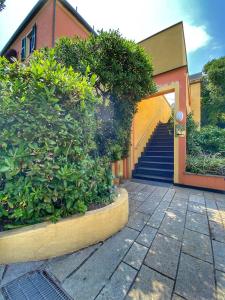 um edifício com uma escada que leva a um edifício com arbustos em Regina Elena Dependance em Santa Margherita Ligure