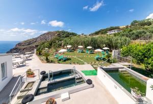 Villa con piscina y vistas al océano en Hotel Grazia alla Scannella, en Isquia
