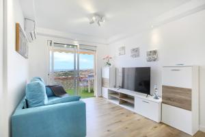 A television and/or entertainment centre at LUXURY PENTHOUSE, Best Sunset, Heated Pool, Fast WiFi