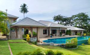 una casa con piscina en un patio en Baan Nai Daeng Villa /Baannaidaengvilla, en Bophut 