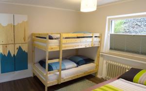 מיטה או מיטות קומותיים בחדר ב-Urlaub in Andreasberg