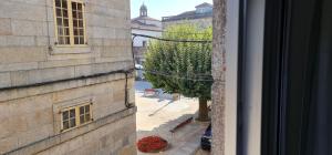 Una vista de un patio desde una ventana de un edificio. en apartamento SB, en Tui