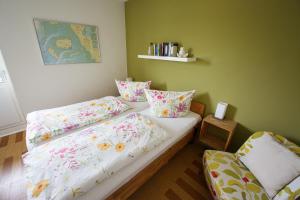 una piccola camera da letto con un letto e una sedia di Oland Whg 10 Südstrandperle a Wyk auf Föhr Altre 19 foto