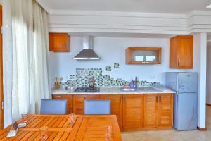 Una cocina o zona de cocina en Çınarlar Apart Hotel KAŞ