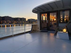 Stunning boat with a view的阳台或露台