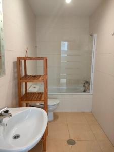 ein Bad mit einem Waschbecken, einem WC und einer Dusche in der Unterkunft Mar Menor Golf Resort Rental in Torre-Pacheco