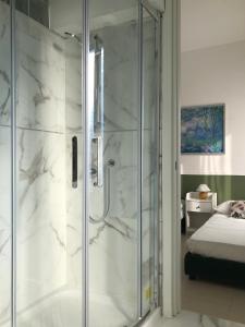 ミラノにあるMarco Polo GreenRoomの白い大理石のバスルーム(シャワー付)