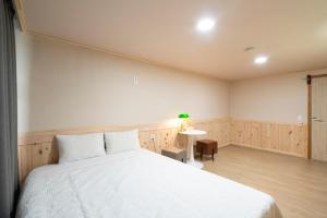 Postel nebo postele na pokoji v ubytování New Jeju Hotel