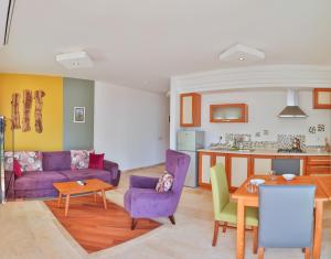 Una cocina o zona de cocina en Çınarlar Apart Hotel KAŞ