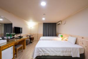 Posteľ alebo postele v izbe v ubytovaní New Jeju Hotel