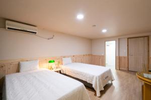 Postel nebo postele na pokoji v ubytování New Jeju Hotel