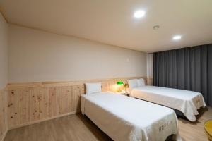 Postel nebo postele na pokoji v ubytování New Jeju Hotel