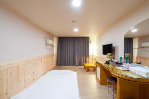 TV a/nebo společenská místnost v ubytování New Jeju Hotel
