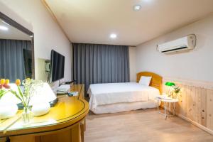 Postel nebo postele na pokoji v ubytování New Jeju Hotel