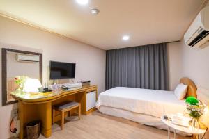 TV a/nebo společenská místnost v ubytování New Jeju Hotel
