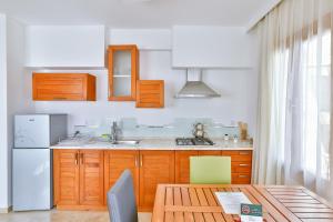 Una cocina o zona de cocina en Çınarlar Apart Hotel KAŞ