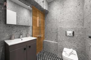 uma casa de banho com um lavatório, um chuveiro e um WC. em Timesquare, Nilie Hospitality MGMT em Tessalônica