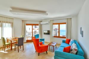 TV a/nebo společenská místnost v ubytování Çınarlar Apart Hotel KAŞ