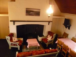 Uma televisão e/ou sistema de entretenimento em Ballyvaughan Cottages