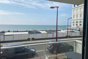 balcón con vistas a la playa y a los coches en Front de mer à Wimereux - Wifi-, en Wimereux