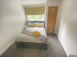 A bed or beds in a room at Paisley Central Apartment