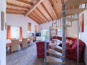 una sala de estar con una escalera de caracol en una casa en Haus Himmelblau am Jabeler See en Jabel
