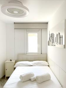 1 dormitorio con 1 cama con 2 toallas en Open Sky, Apartamento con solárium privado y barbacoa, en El Vendrell