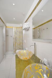 A bathroom at Zanhotel Tre Vecchi