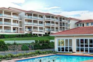 KingsboroughにあるLa Mer Stunning Beachfront Apartmentのスイミングプール付きのアパートメント複合施設のイメージ