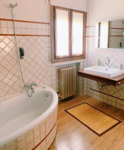 La salle de bains est pourvue d'une baignoire et d'un lavabo. dans l'établissement Casa Jardín El Arco, à Coca