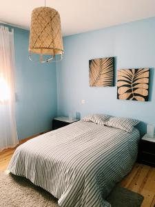 a bedroom with a bed with a striped blanket at Casa Jardín El Arco in Coca