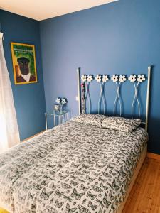 - une chambre dotée d'un lit avec un mur bleu dans l'établissement Casa Jardín El Arco, à Coca