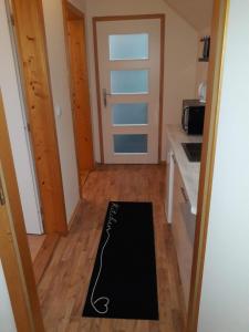 Kuchyňa alebo kuchynka v ubytovaní Dvoupokojový apartmán s kuchyňským koutem