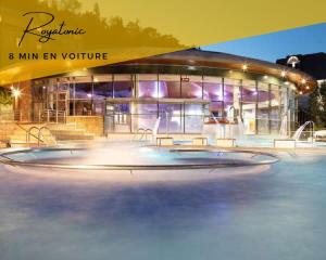- un bâtiment avec une piscine d'eau en face dans l'établissement "CHAMPÊTRE" Confort, à Clermont-Ferrand