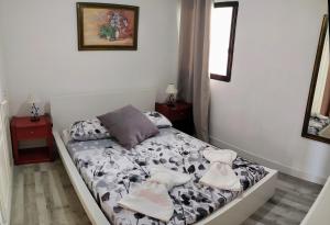 a bedroom with a bed with towels on it at Apartment Tenerife Sur II in San Isidro