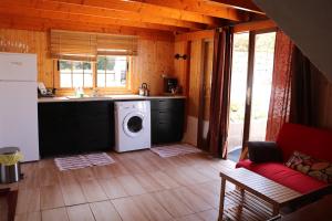 Una cocina o kitchenette en Half wooden rural apartment