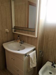 ハベアにあるLuxury apartment near Arenal beach Javea Sleeps 6 Fully equipped Full AirConの洗面台、鏡、トイレ付きのバスルーム