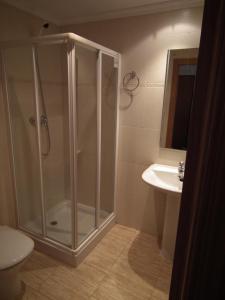 ハベアにあるLuxury apartment near Arenal beach Javea Sleeps 6 Fully equipped Full AirConのシャワーと洗面台付きのバスルーム +11枚の写真