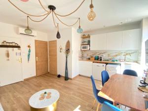 a kitchen and dining room with a table and chairs at Appartement le Quai du Port Cassis parking clim in Cassis