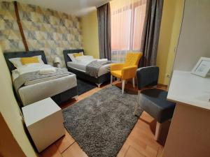 フォチャにあるApartman Laraのベッド2台とテーブルと椅子のある部屋 +26枚の写真