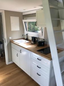 a kitchen with a sink and a window at Tiny-House Reinsdorf in Apelern