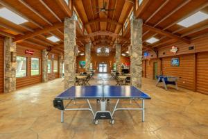 Stolní tenis v ubytování Sun Outdoors Lake Travis nebo okolí