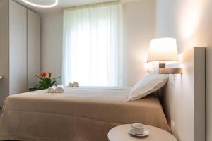 una camera con letto e tavolo con lampada di cefalù luxury appartament jacuzzi a Cefalù