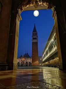 uma grande torre de relógio em um grande edifício com uma torre de relógio em Residence Castello Venezia em Veneza